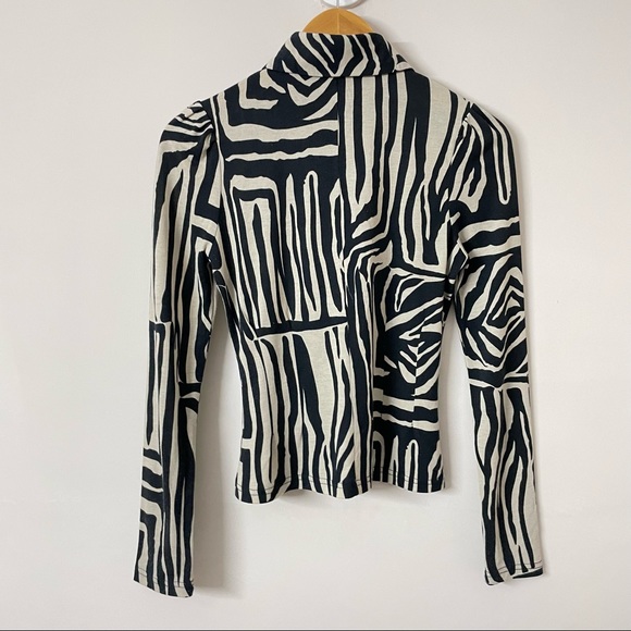 Abstract Stripes Printed Knitted Top - Picture 5 of 9